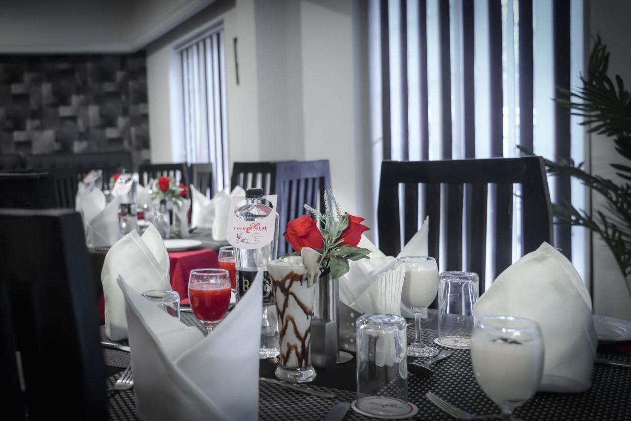 Hotel Rose Petal Srinagar Εξωτερικό φωτογραφία