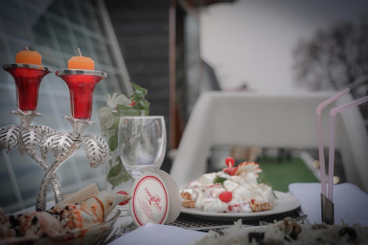 Hotel Rose Petal Srinagar Εξωτερικό φωτογραφία